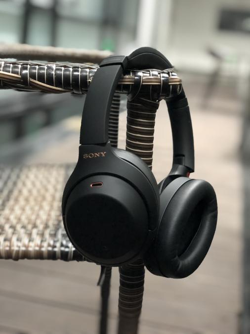 戴上索尼头戴式无线降噪耳机wh-1000xm4,与久石让一起