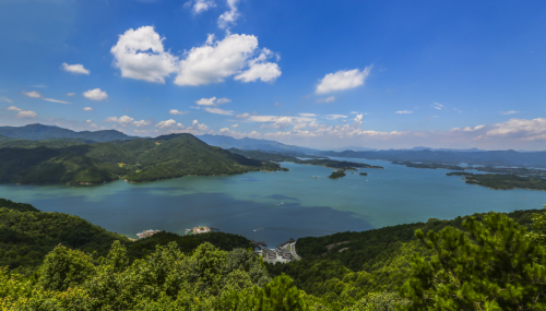 花亭湖,享有"大别山中第一湖"的美誉,它位于安庆太湖县境内,湖中